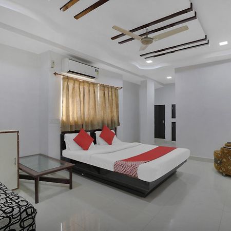 OYO Flagship 83069 Hotel Rudra Palace Ahmedabad Exteriör bild