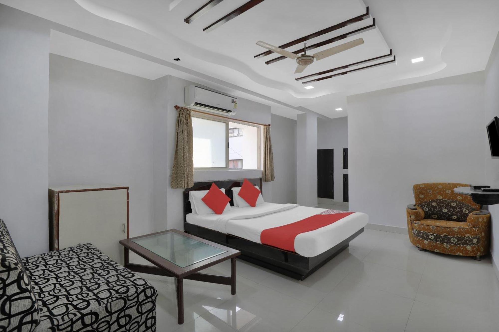 OYO Flagship 83069 Hotel Rudra Palace Ahmedabad Exteriör bild