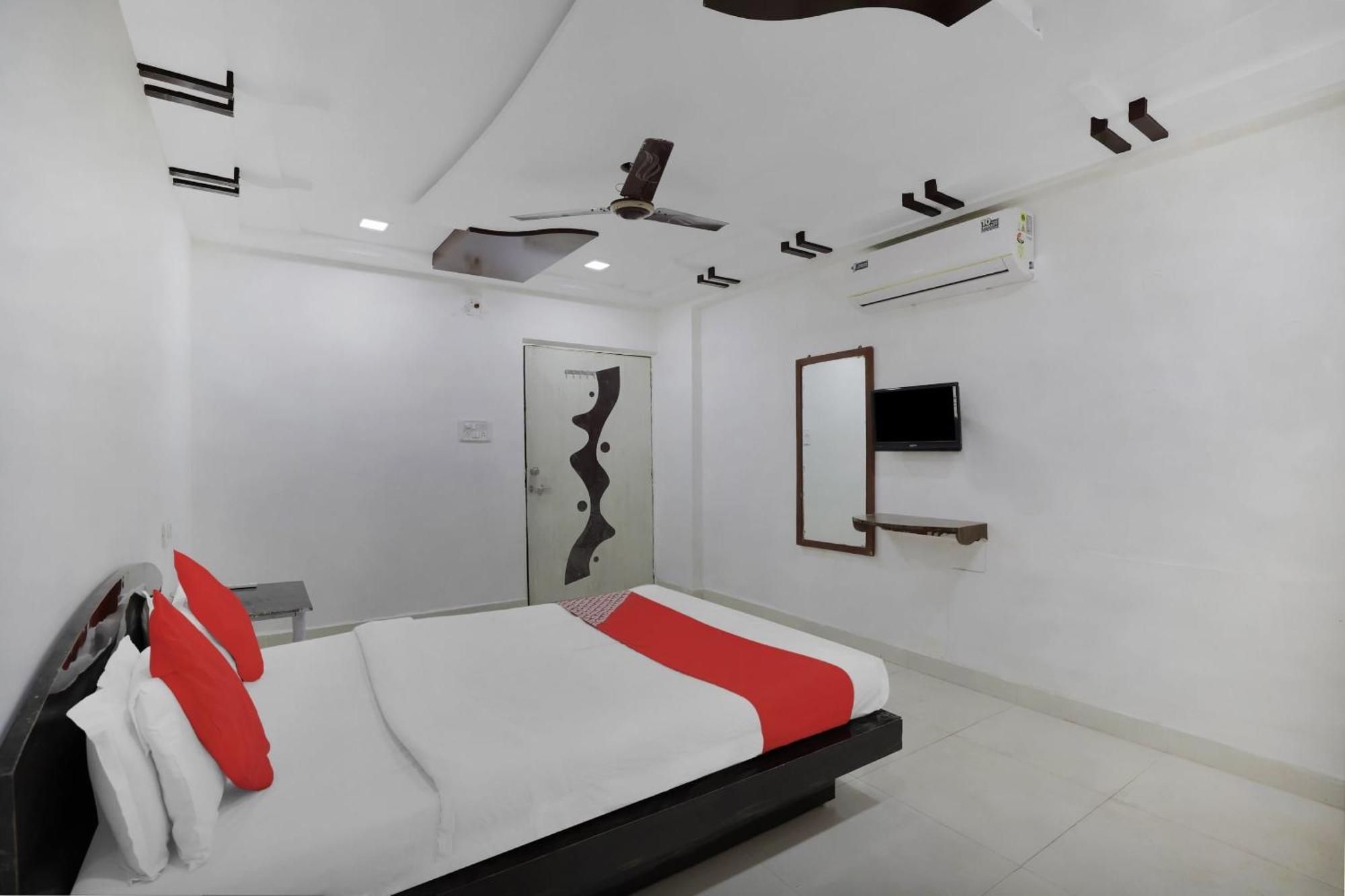 OYO Flagship 83069 Hotel Rudra Palace Ahmedabad Exteriör bild