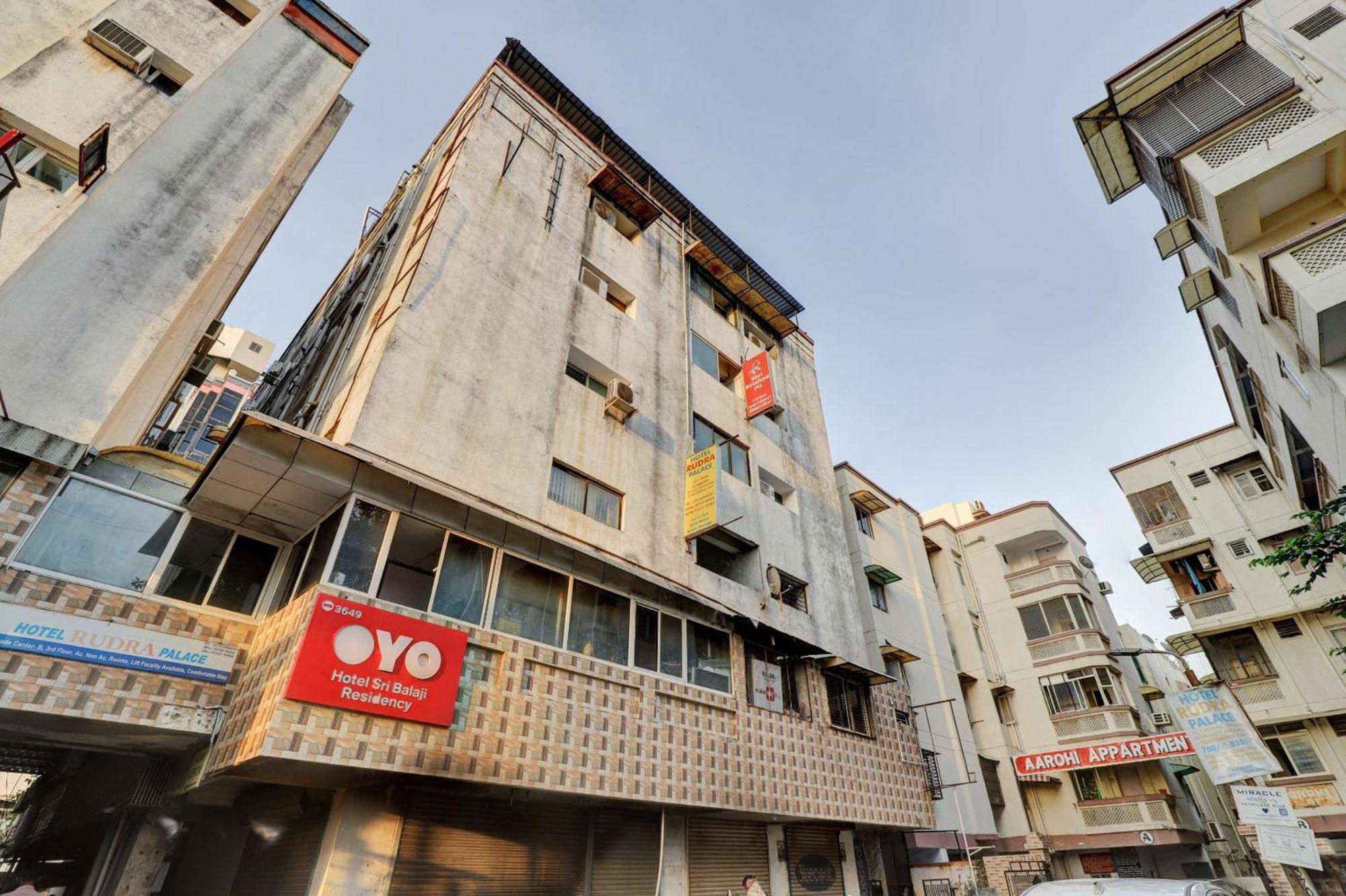 OYO Flagship 83069 Hotel Rudra Palace Ahmedabad Exteriör bild