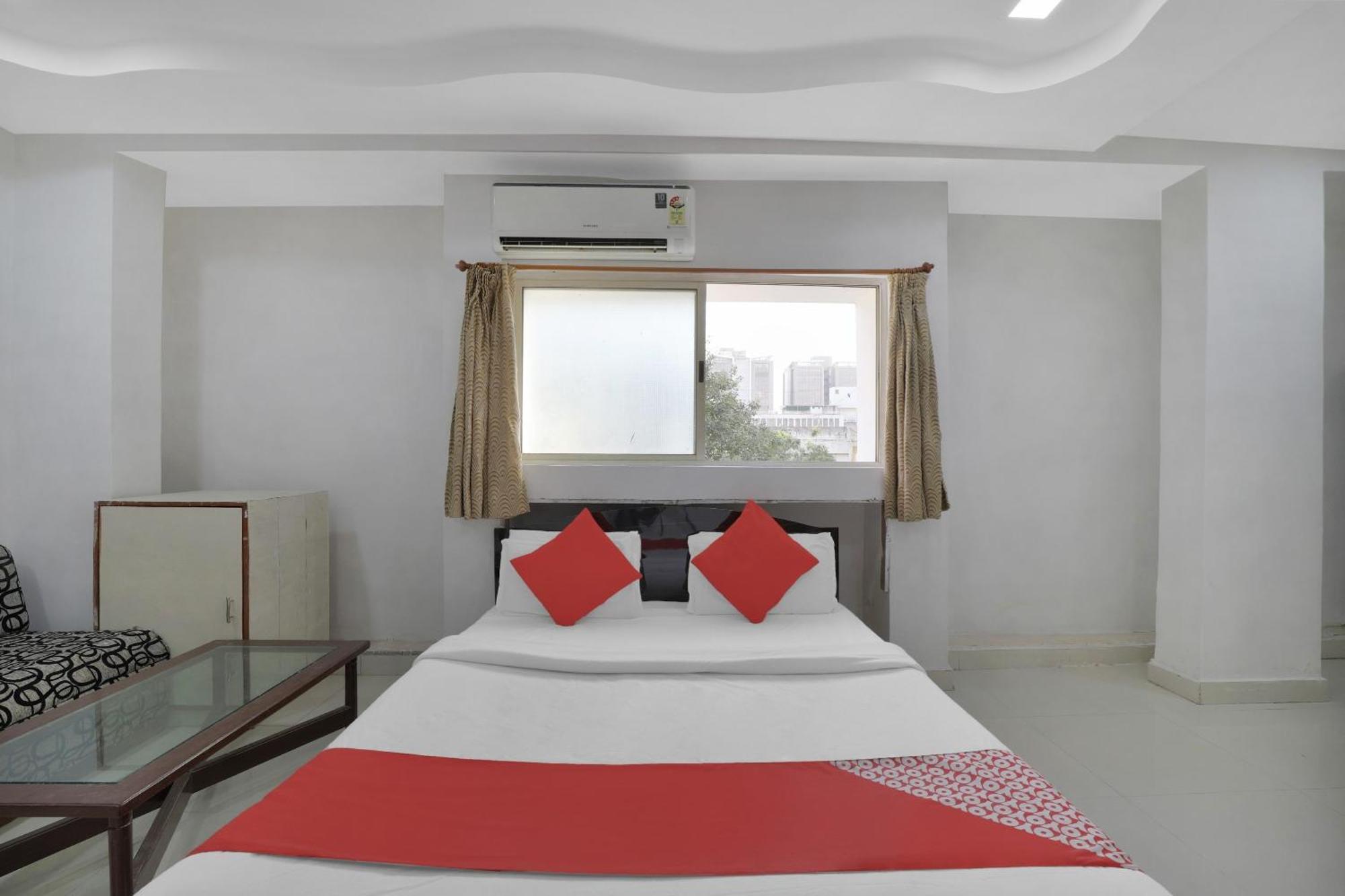 OYO Flagship 83069 Hotel Rudra Palace Ahmedabad Exteriör bild