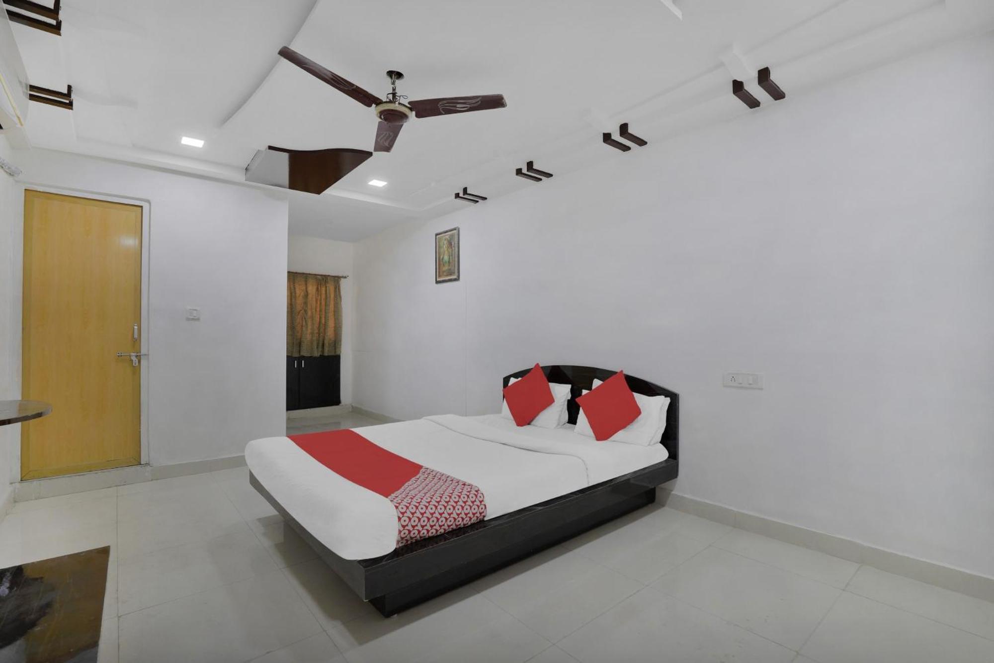 OYO Flagship 83069 Hotel Rudra Palace Ahmedabad Exteriör bild