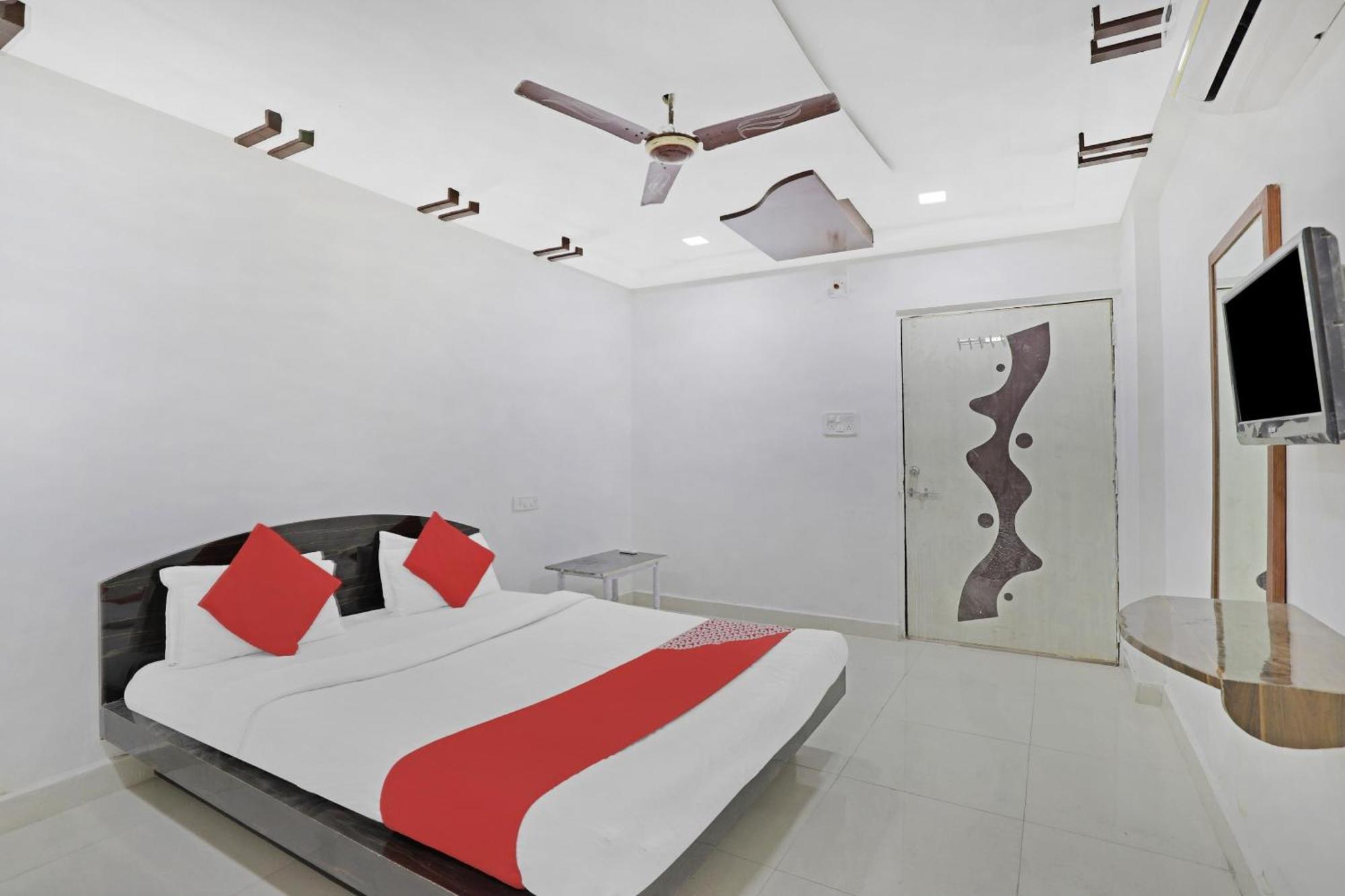 OYO Flagship 83069 Hotel Rudra Palace Ahmedabad Exteriör bild