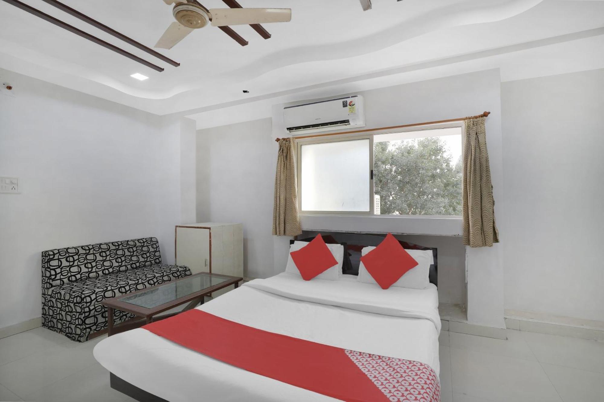 OYO Flagship 83069 Hotel Rudra Palace Ahmedabad Exteriör bild