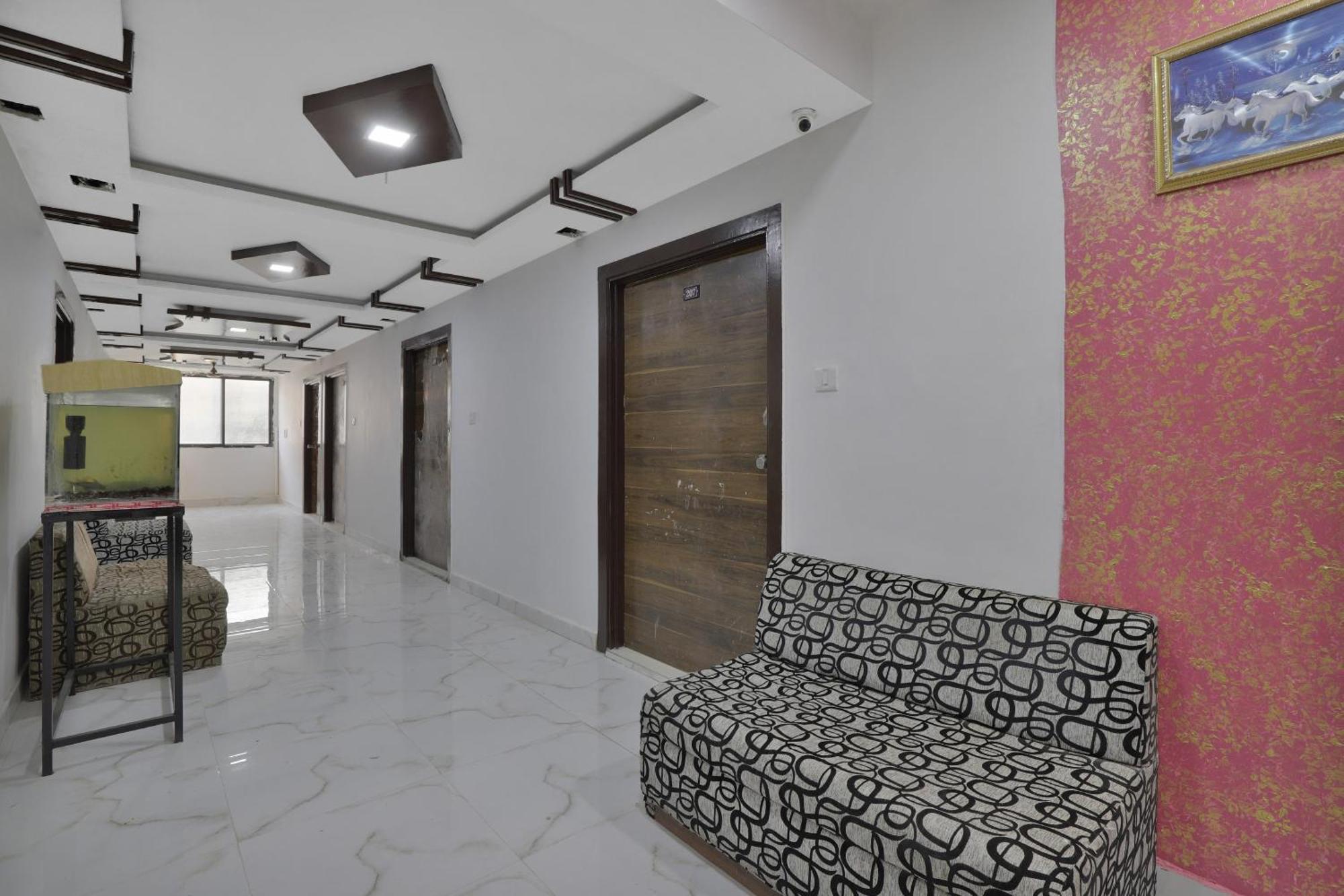 OYO Flagship 83069 Hotel Rudra Palace Ahmedabad Exteriör bild