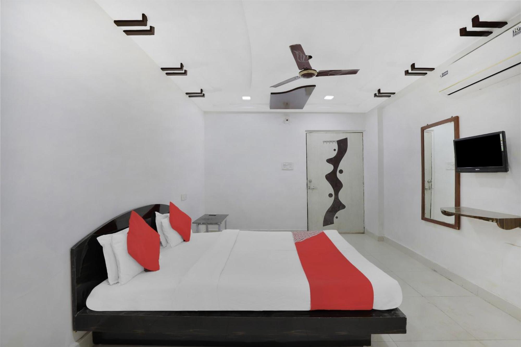 OYO Flagship 83069 Hotel Rudra Palace Ahmedabad Exteriör bild