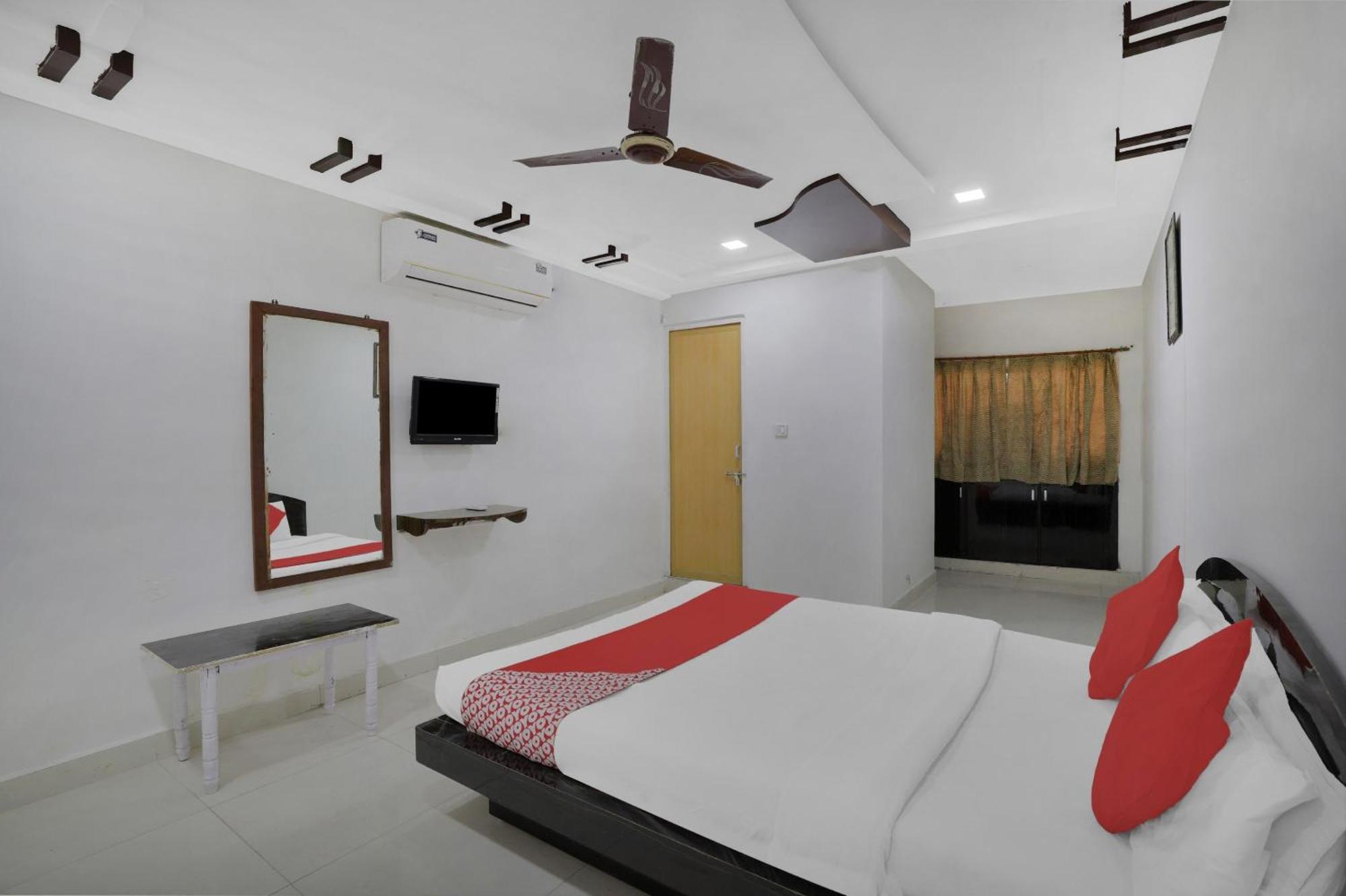 OYO Flagship 83069 Hotel Rudra Palace Ahmedabad Exteriör bild