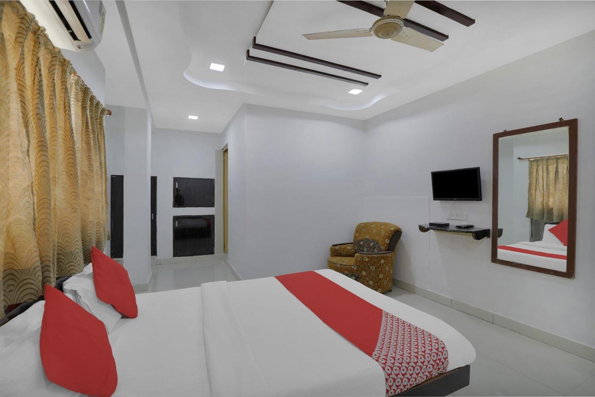 OYO Flagship 83069 Hotel Rudra Palace Ahmedabad Exteriör bild