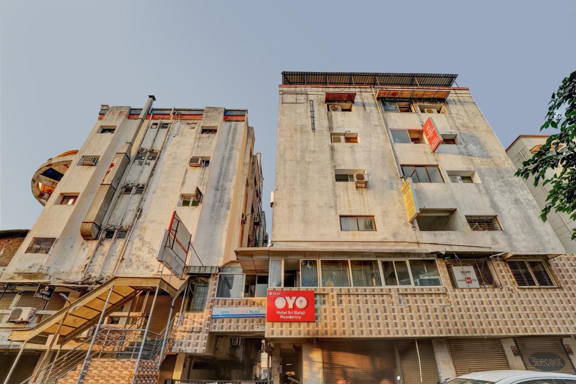 OYO Flagship 83069 Hotel Rudra Palace Ahmedabad Exteriör bild