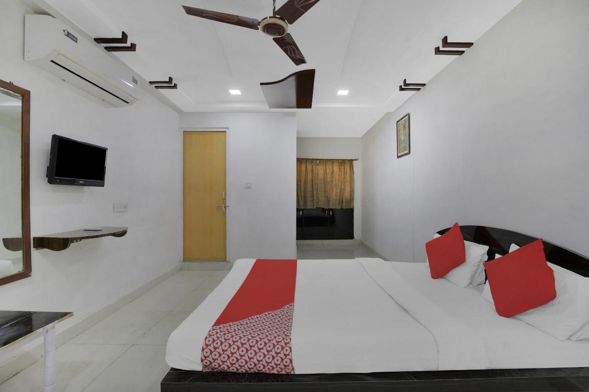 OYO Flagship 83069 Hotel Rudra Palace Ahmedabad Exteriör bild