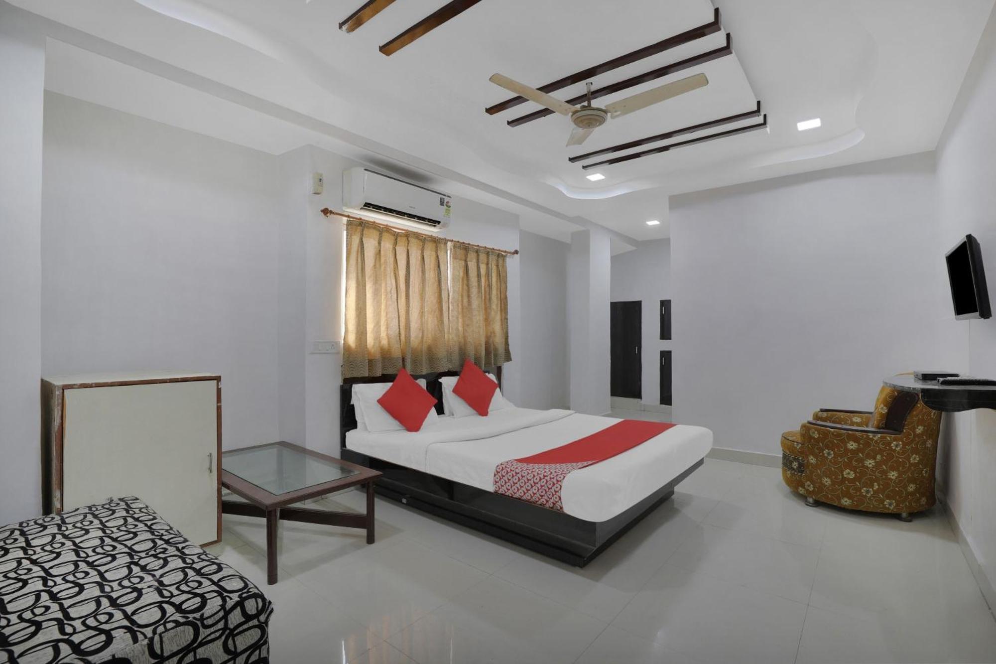 OYO Flagship 83069 Hotel Rudra Palace Ahmedabad Exteriör bild