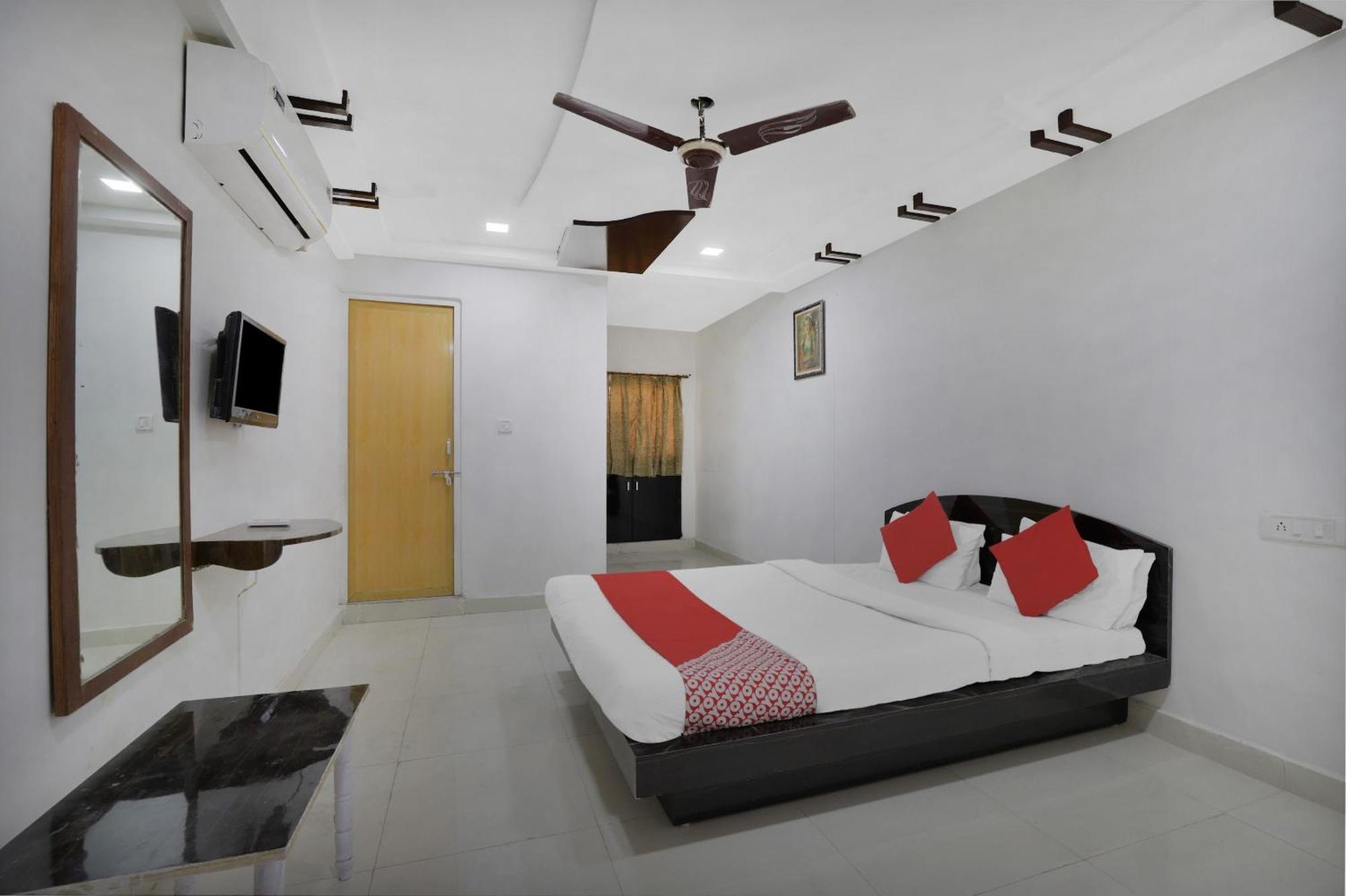OYO Flagship 83069 Hotel Rudra Palace Ahmedabad Exteriör bild
